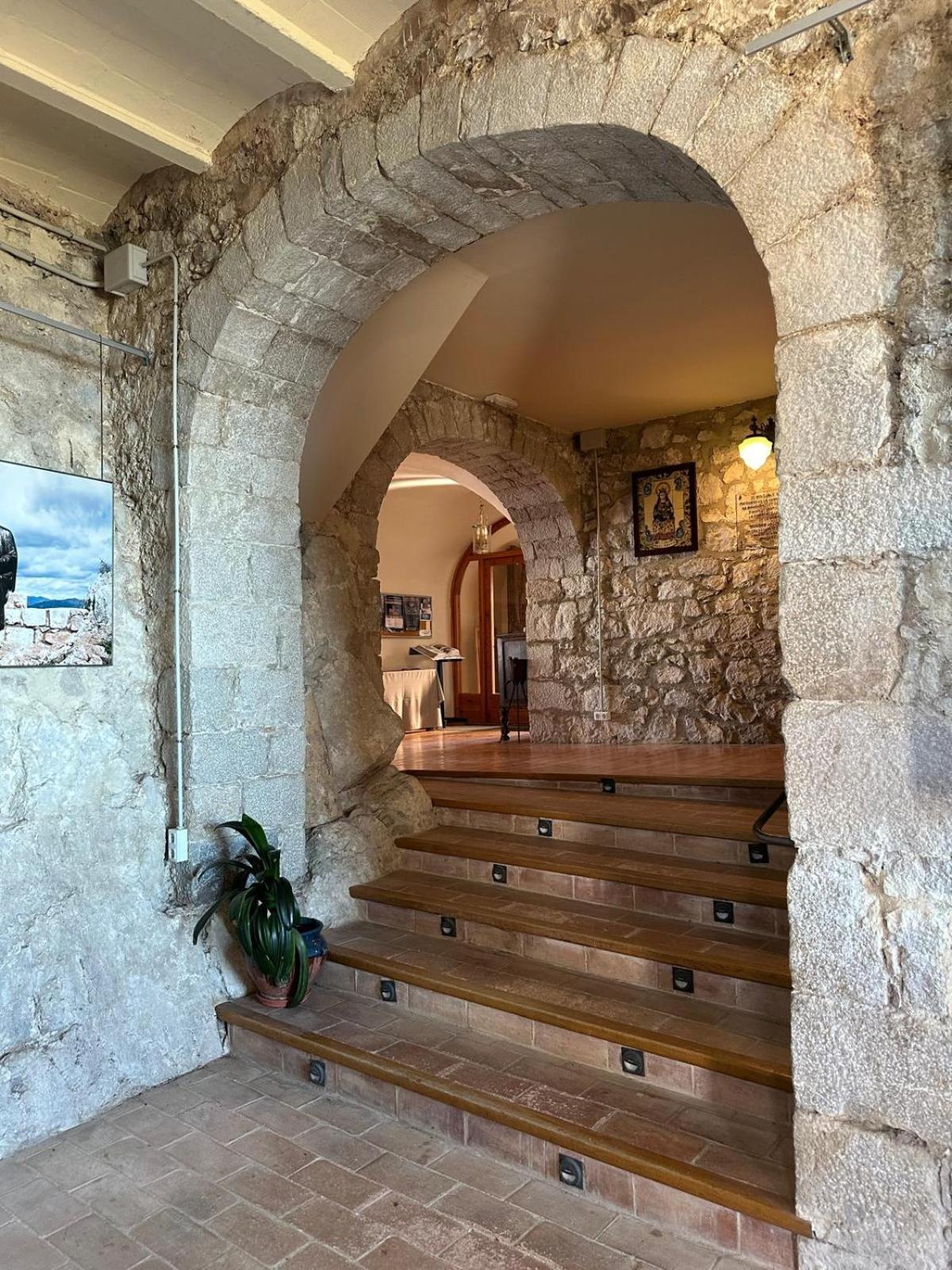 Santuari Mare de Déu Del Mont Restaurant-Hostatgería Beuda Exterior foto