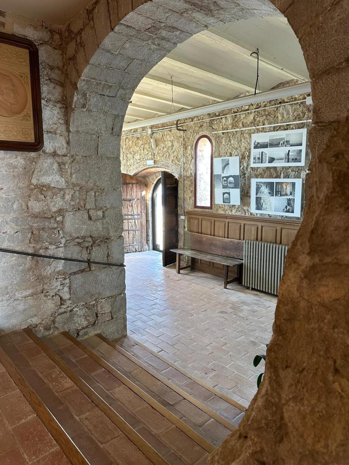 Santuari Mare de Déu Del Mont Restaurant-Hostatgería Beuda Exterior foto