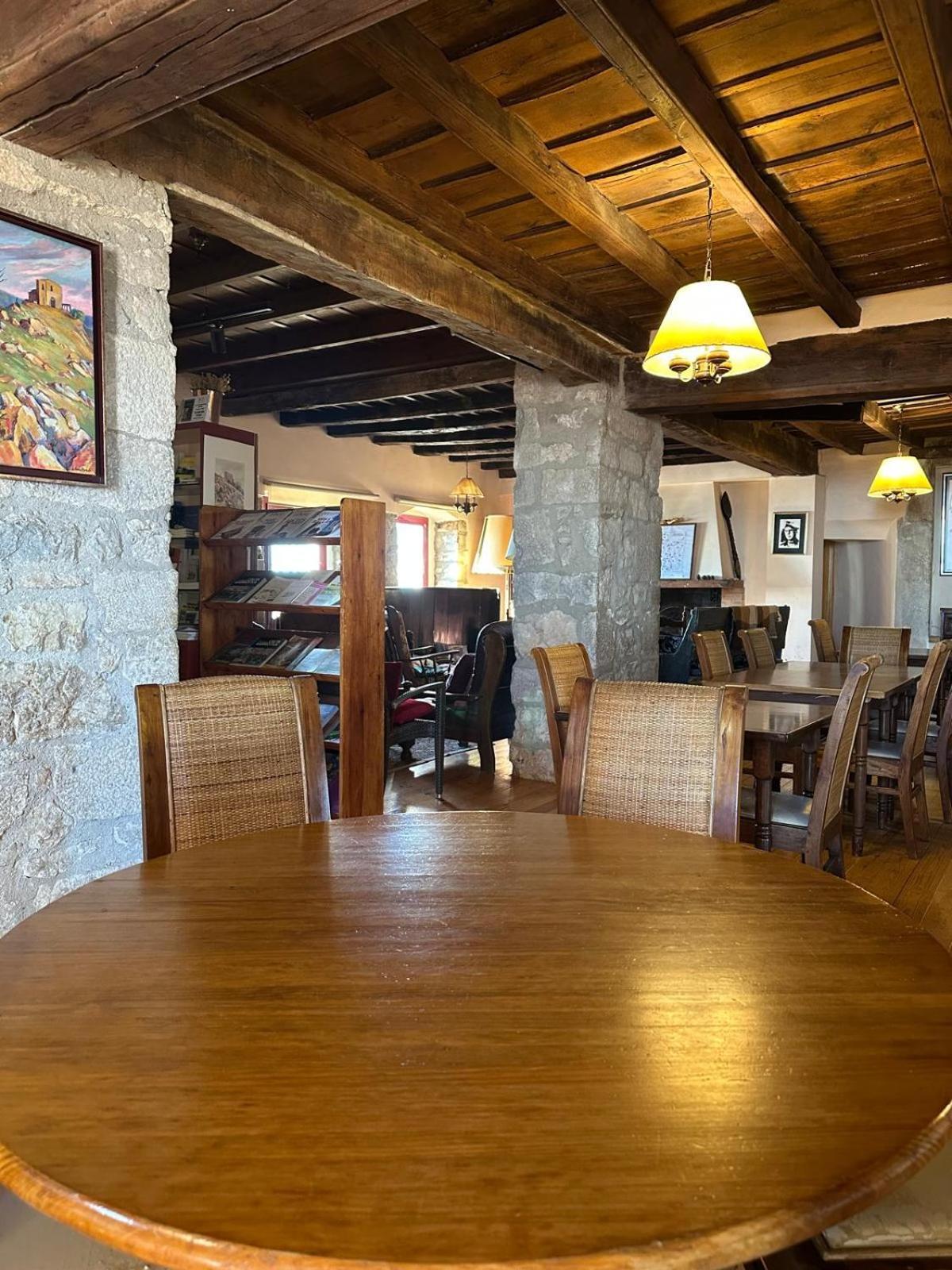Santuari Mare de Déu Del Mont Restaurant-Hostatgería Beuda Exterior foto