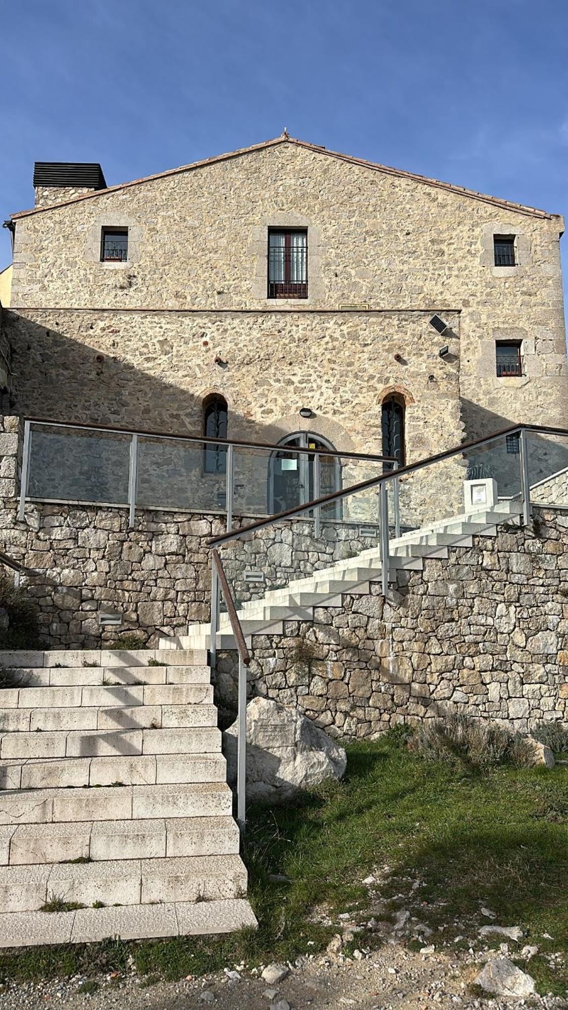 Santuari Mare de Déu Del Mont Restaurant-Hostatgería Beuda Exterior foto