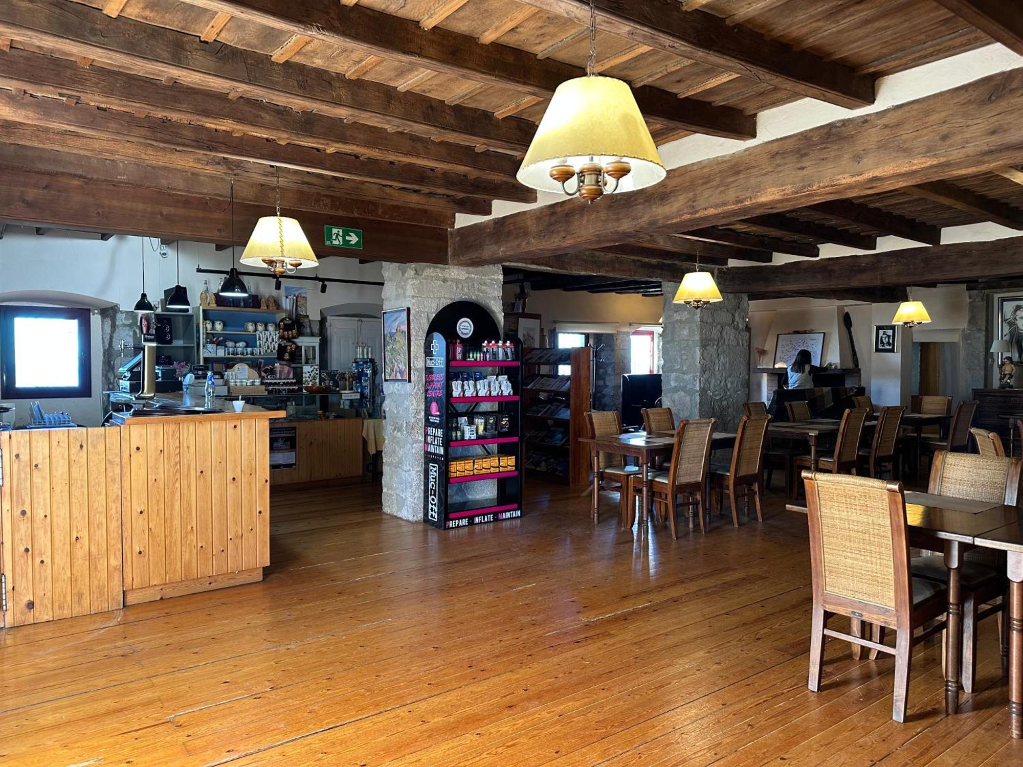 Santuari Mare de Déu Del Mont Restaurant-Hostatgería Beuda Exterior foto